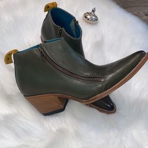 SOLD ****pskaufman no.1005 freeway ankle zip size 8.5 NWOT